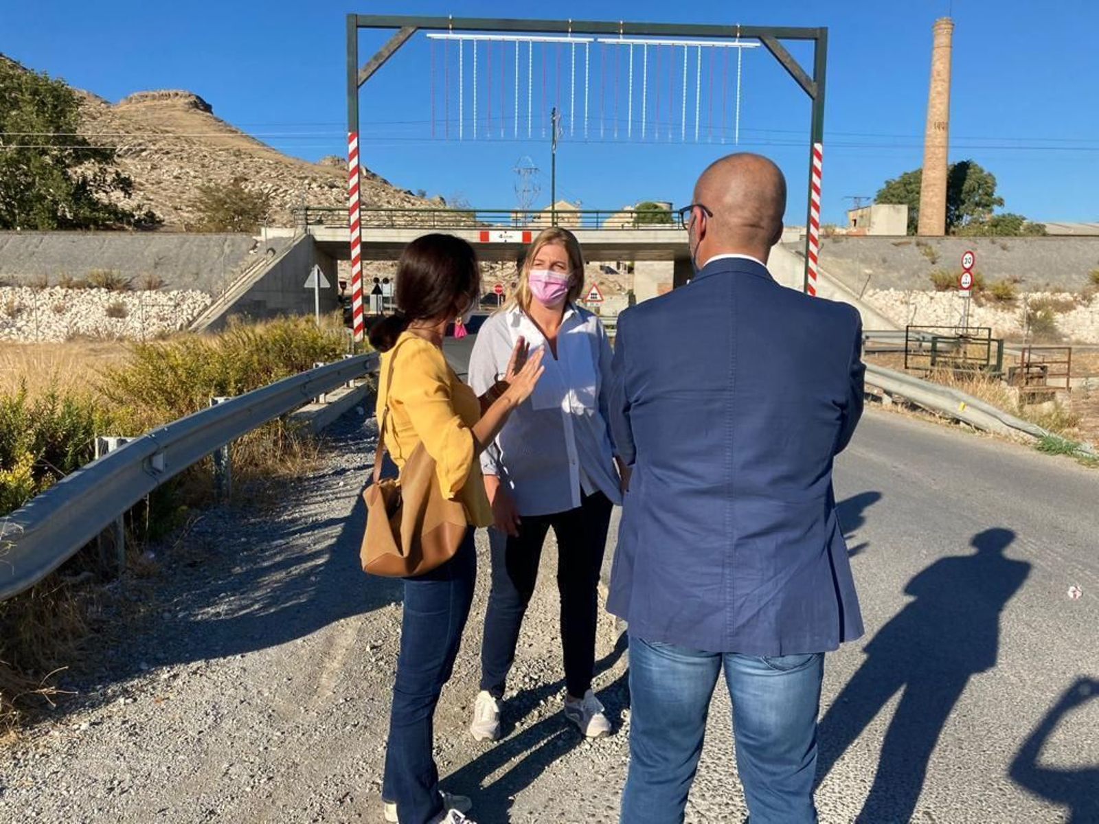 Representantes de PP junto al gálibo en la carretera GR-3406 en Pinos Puente.
