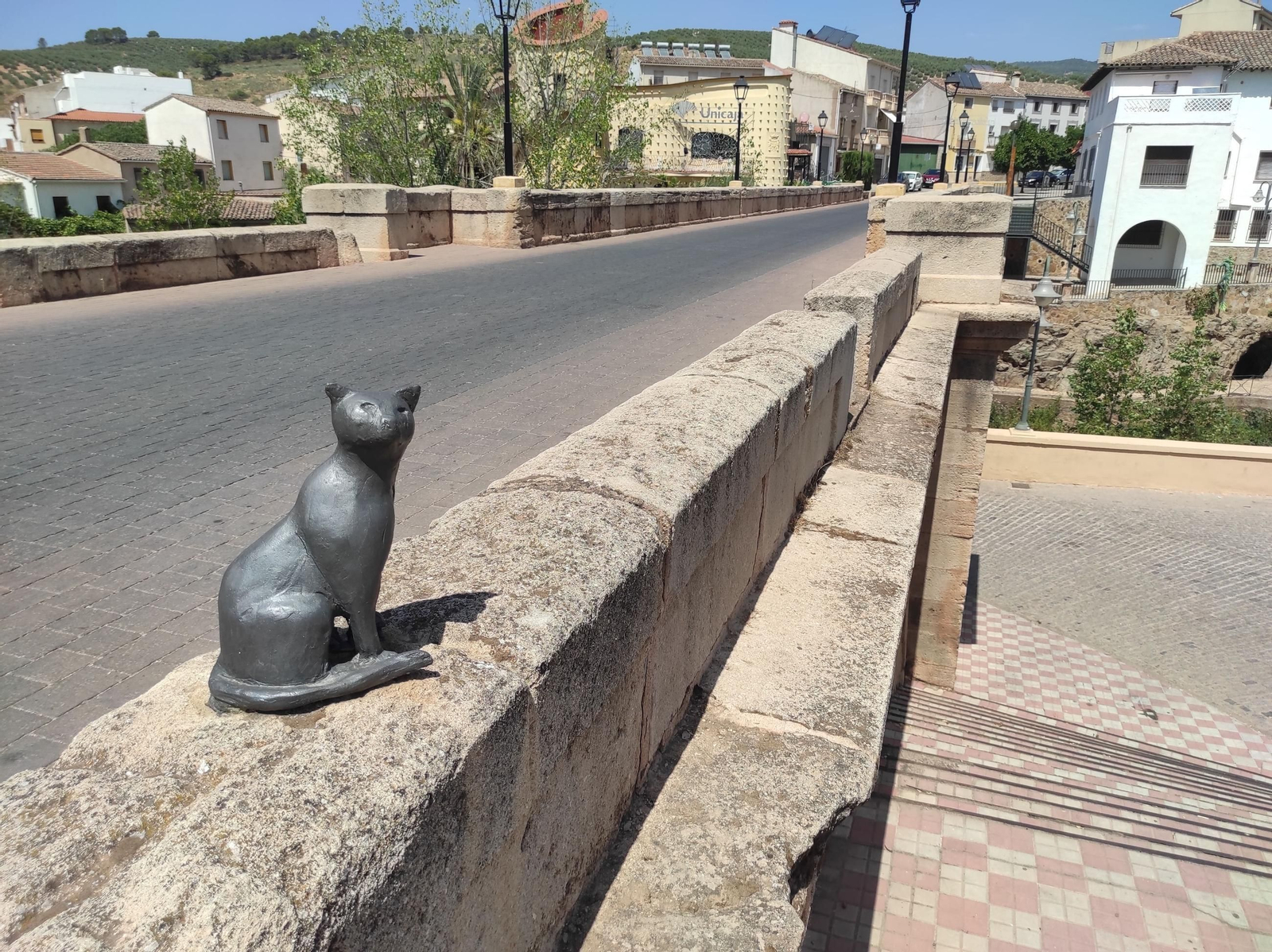 Disfruta de un paseo a orillas del río Guadalimar lleno de arte y rincones únicos.
