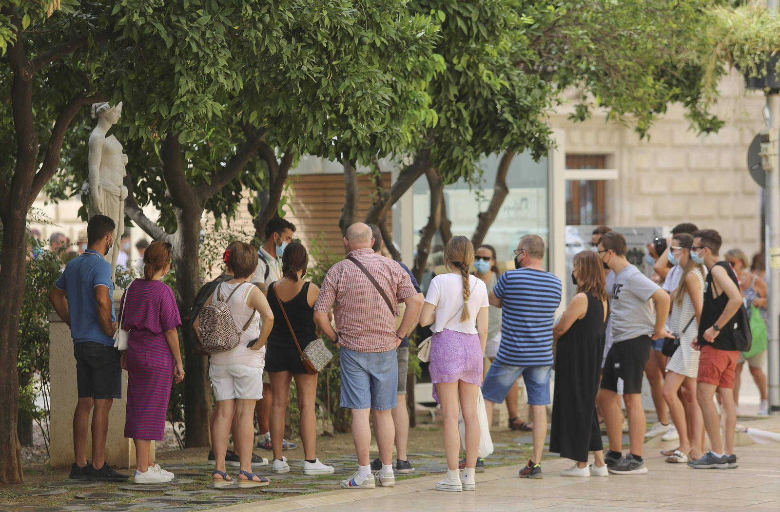 Un grupo de turistas durante una visita guiada por Málaga capital.