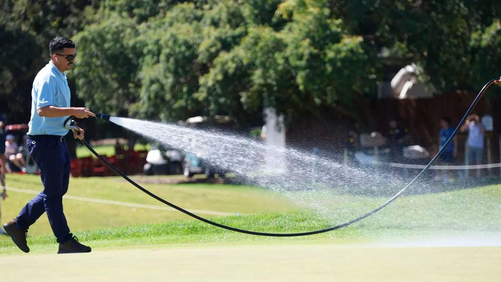 Un operario riega el campo de Valderrama durante la última edición del LIV Golf