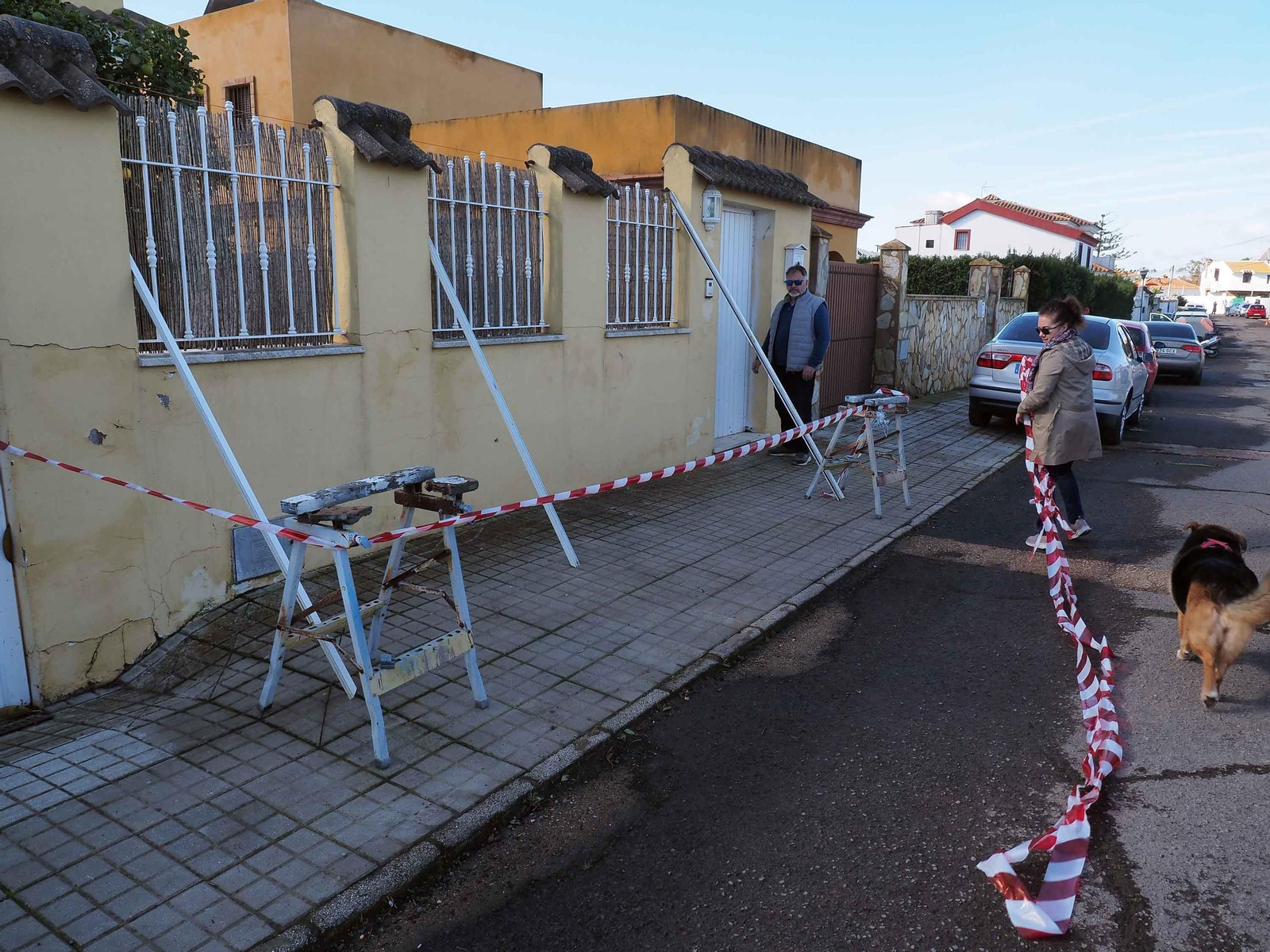 El movimiento del muro de una vivienda obliga a unos vecinos a marcarlo con cinta de plástico en Villa Antonia El movimiento del muro de una vivienda obliga a unos vecinos a marcarlo con cinta de plástico en Villa Antonia