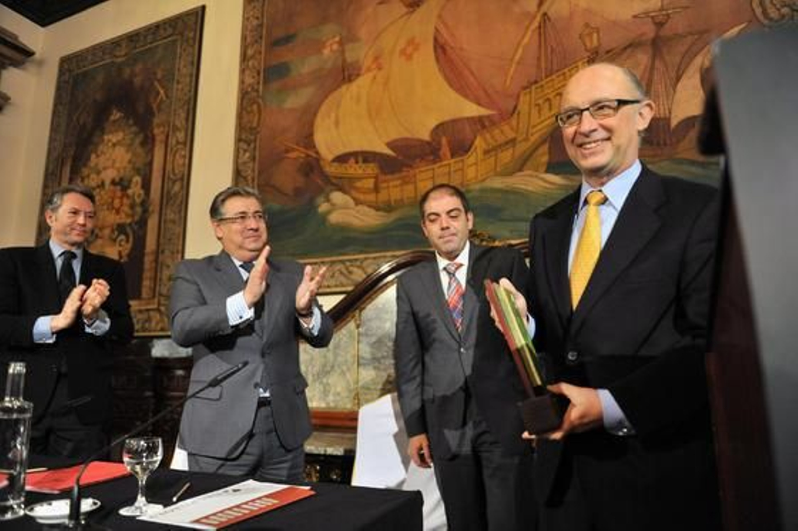 José Joly, presidente del Grupo Joly; Juan Ignacio Zoido, presidente del PP-A y alcalde de Sevilla; Lorenzo Amor, presidente de ATA; y Cristóbal Montoro, ministro de Hacienda, tras recoger el galardón.   Foto: Juan Carlos Vazquez y Victoria Garcia