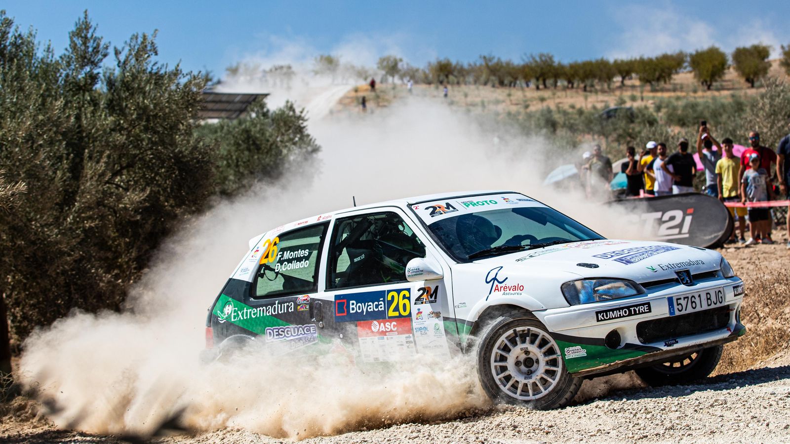 Uno de los vehículos participantes, en un tramo con bastante público