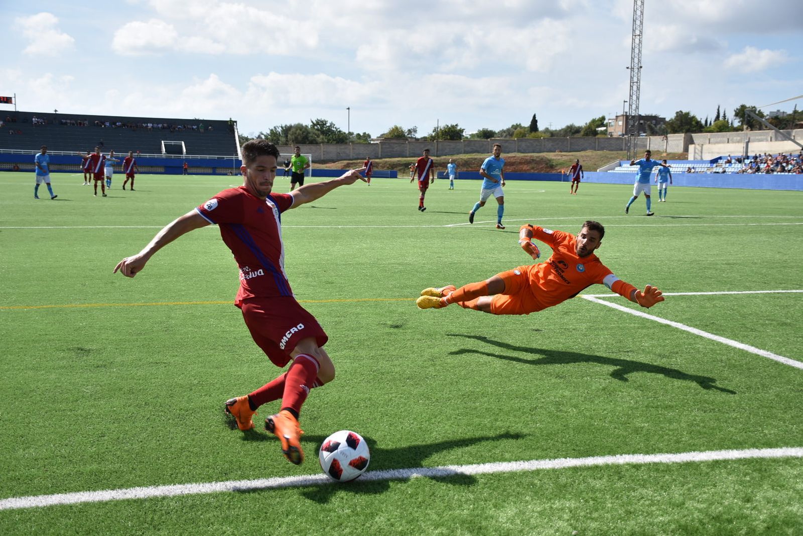 Caye Quintana controla el esférico durante el Ibiza-Recre de la 18/19.