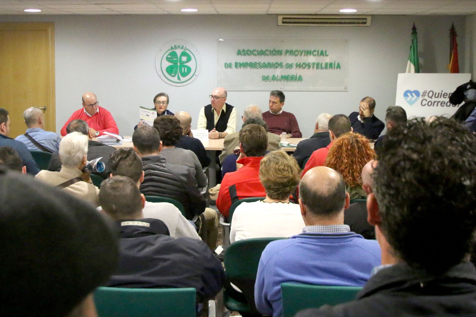 Los hosteleros de Almería se reuniero ayer en la sede de Ashal.