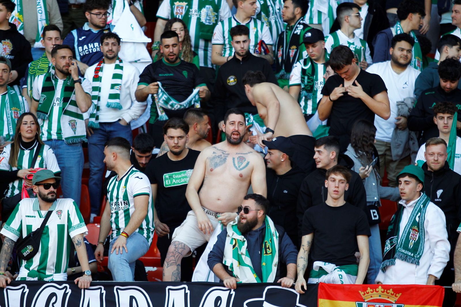 El Córdoba CF nunca camina solo: las fotos de la afición blanquiverde en Almería