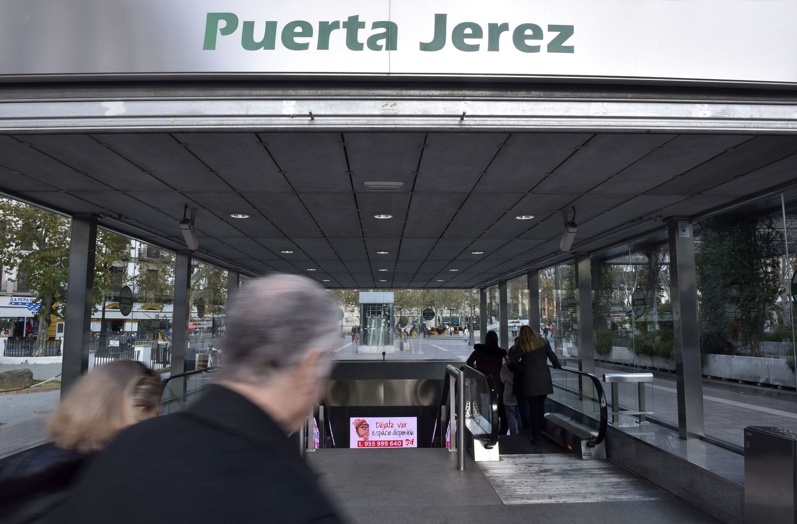 La entrada a la estación de Metro de la Puerta de Jerez.