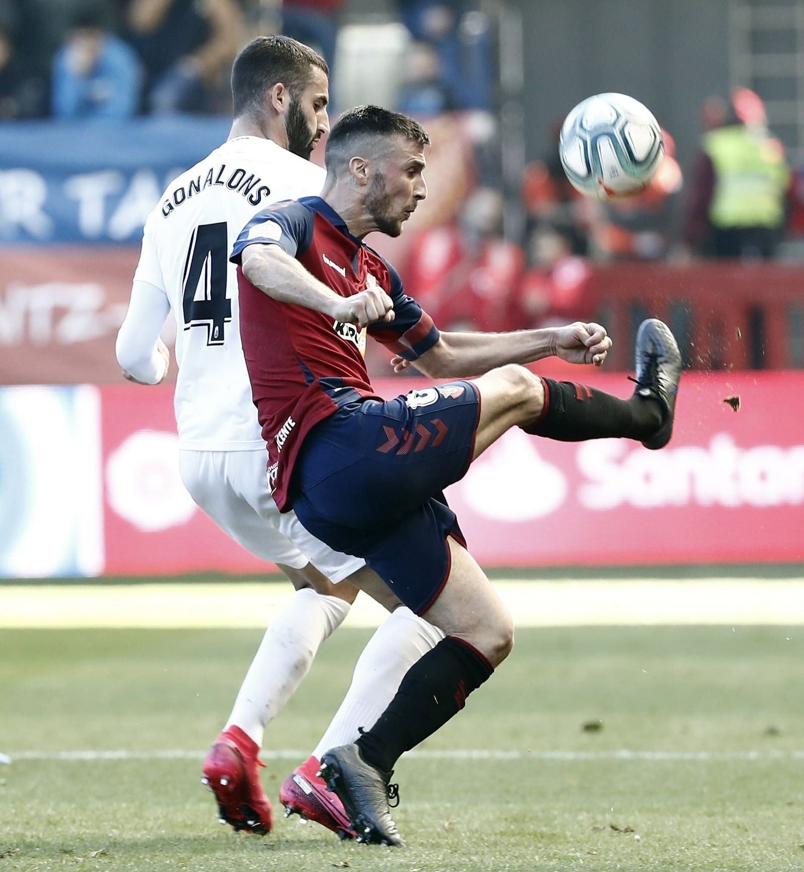 Gonalons pugna por el esférico con un jugador del Osasuna