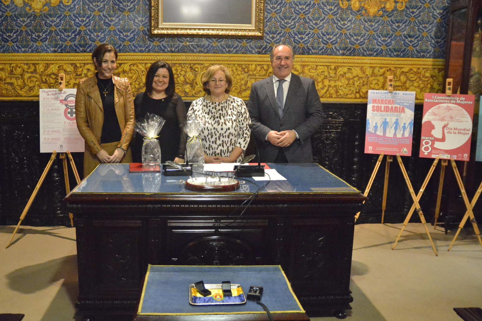La concejal Paula Conesa, Gloria Masallá, María Luisa Simón y el alcalde, José Ignacio Landaluce, ayer.