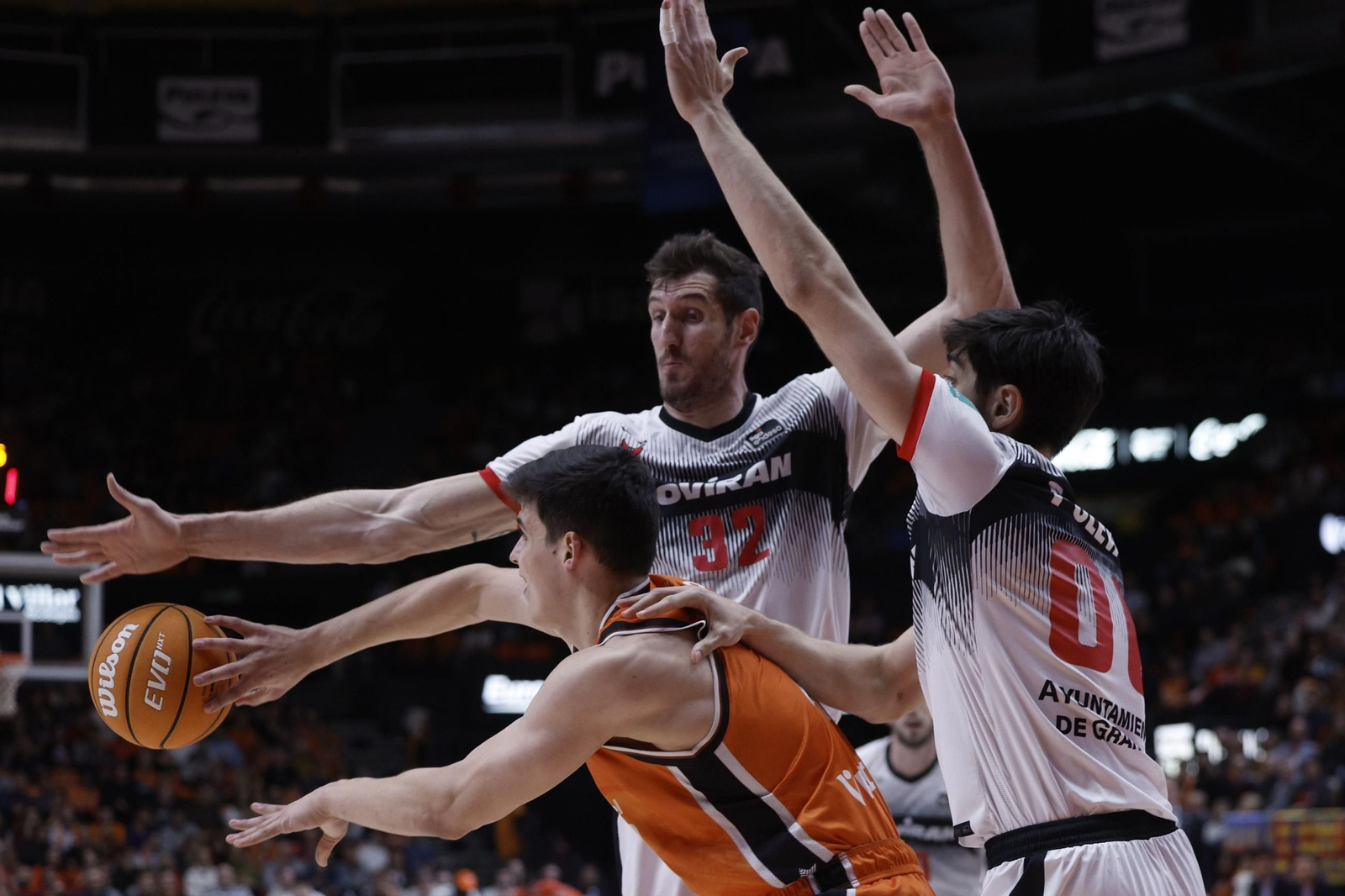 Guerrero y Vicedo defienden un ataque del Valencia Basket