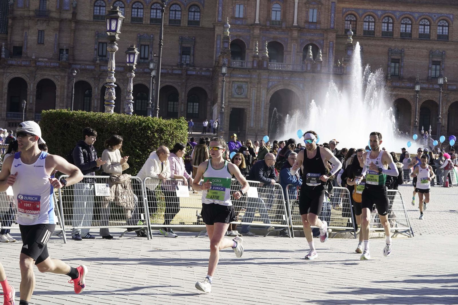 El Zúrich Maraton de Sevilla 2026 en la Plaza de España, galería 1