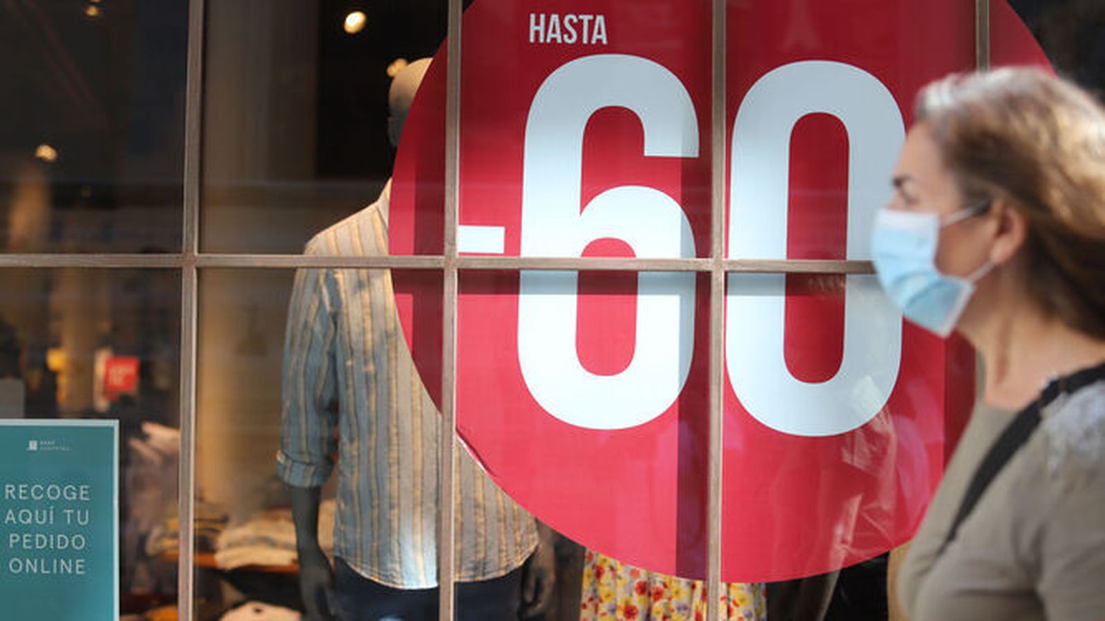 Anuncio de descuentos en el escaparate de un comercio.