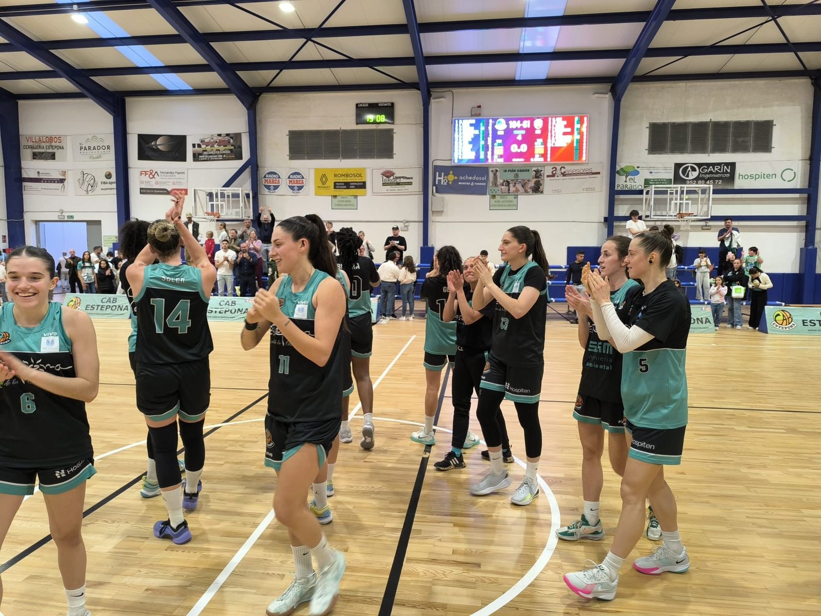 Las jugadoras saludan.