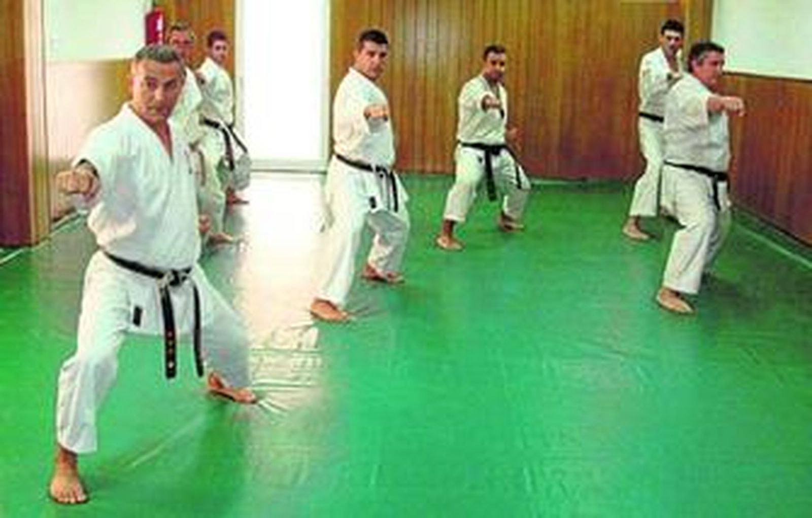 Algunos de los karatecas del Vipren, en las nuevas instalaciones.