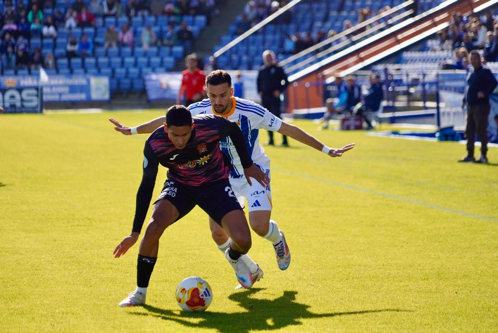 Alberto López presiona a Terranova que protege el balón.