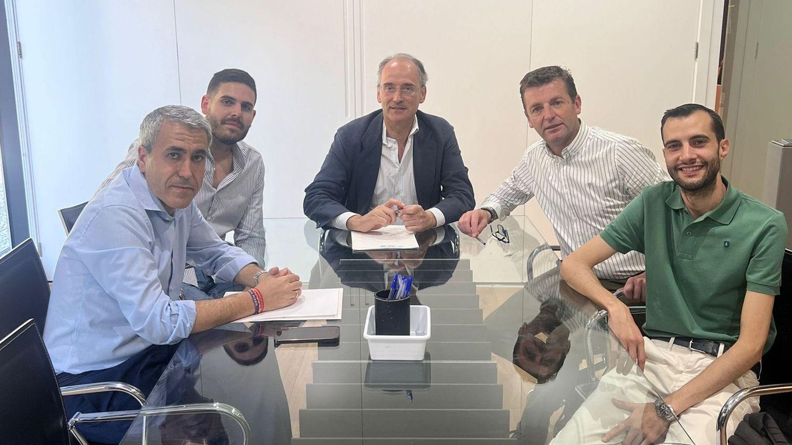 Asistentes a la firma de la donación. Asistentes a la firma de la donación.