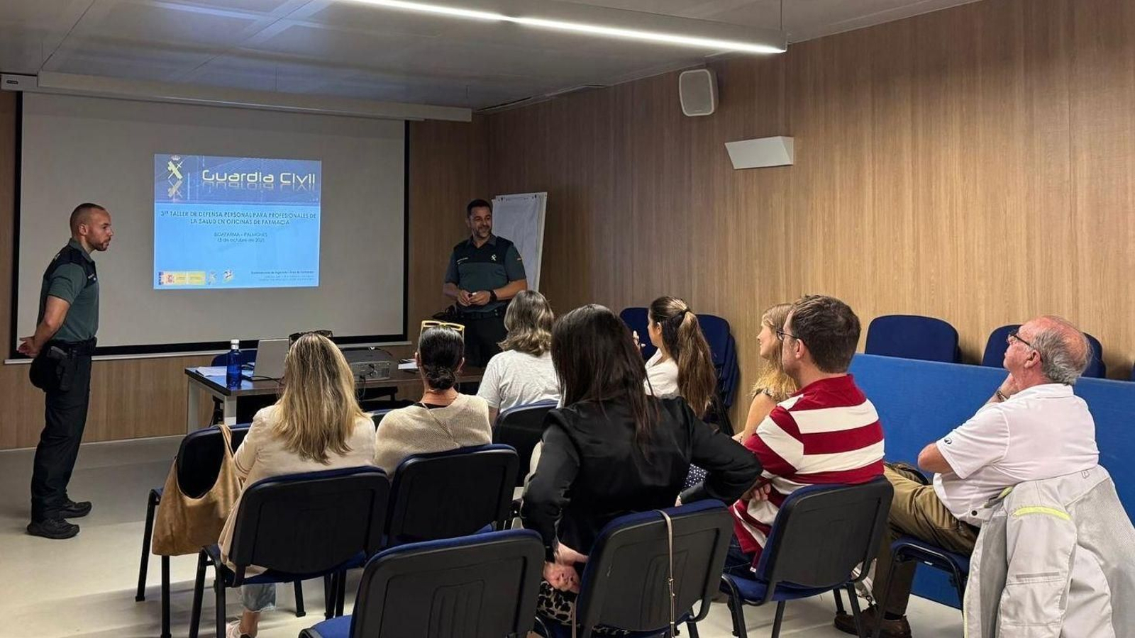 La Guardia Civil forma a sanitarios del Campo de Gibraltar para prevenir agresiones en los centros de salud. La Guardia Civil forma a sanitarios del Campo de Gibraltar para prevenir agresiones en los centros de salud.