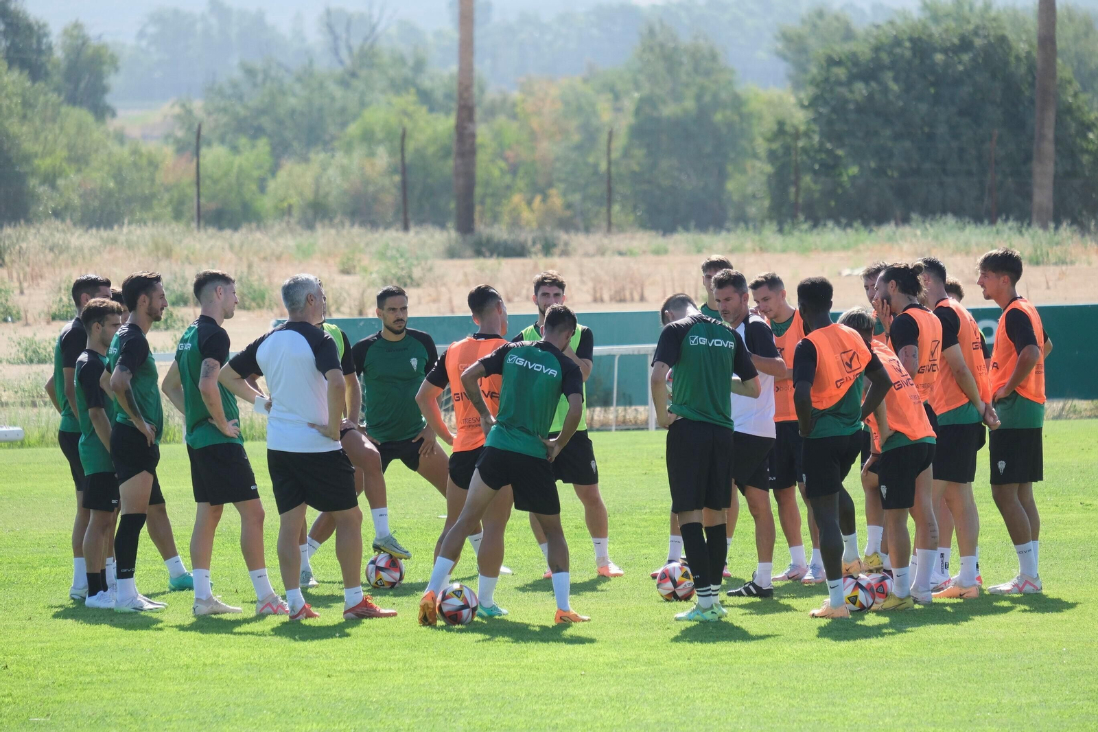 Iván Ania da órdenes durante un entrenamiento a sus jugadores.