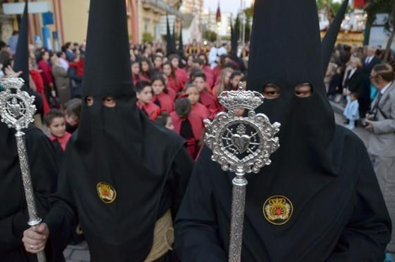 Dos nazarenos con varas anteceden a la escolanía.

Foto: Manuel Aranda