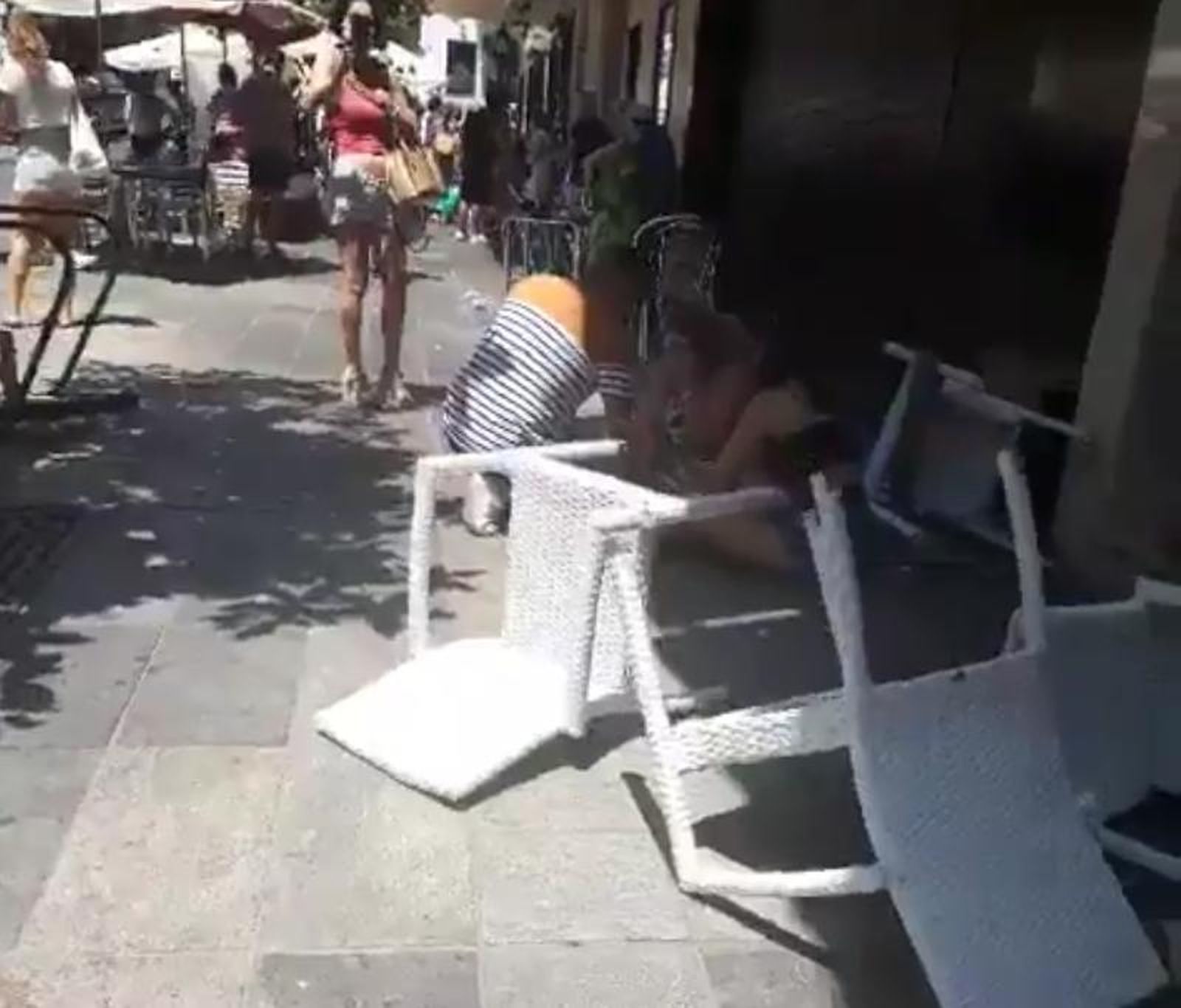 Mesas y sillas de la terraza invadida por el conductor en Marbella