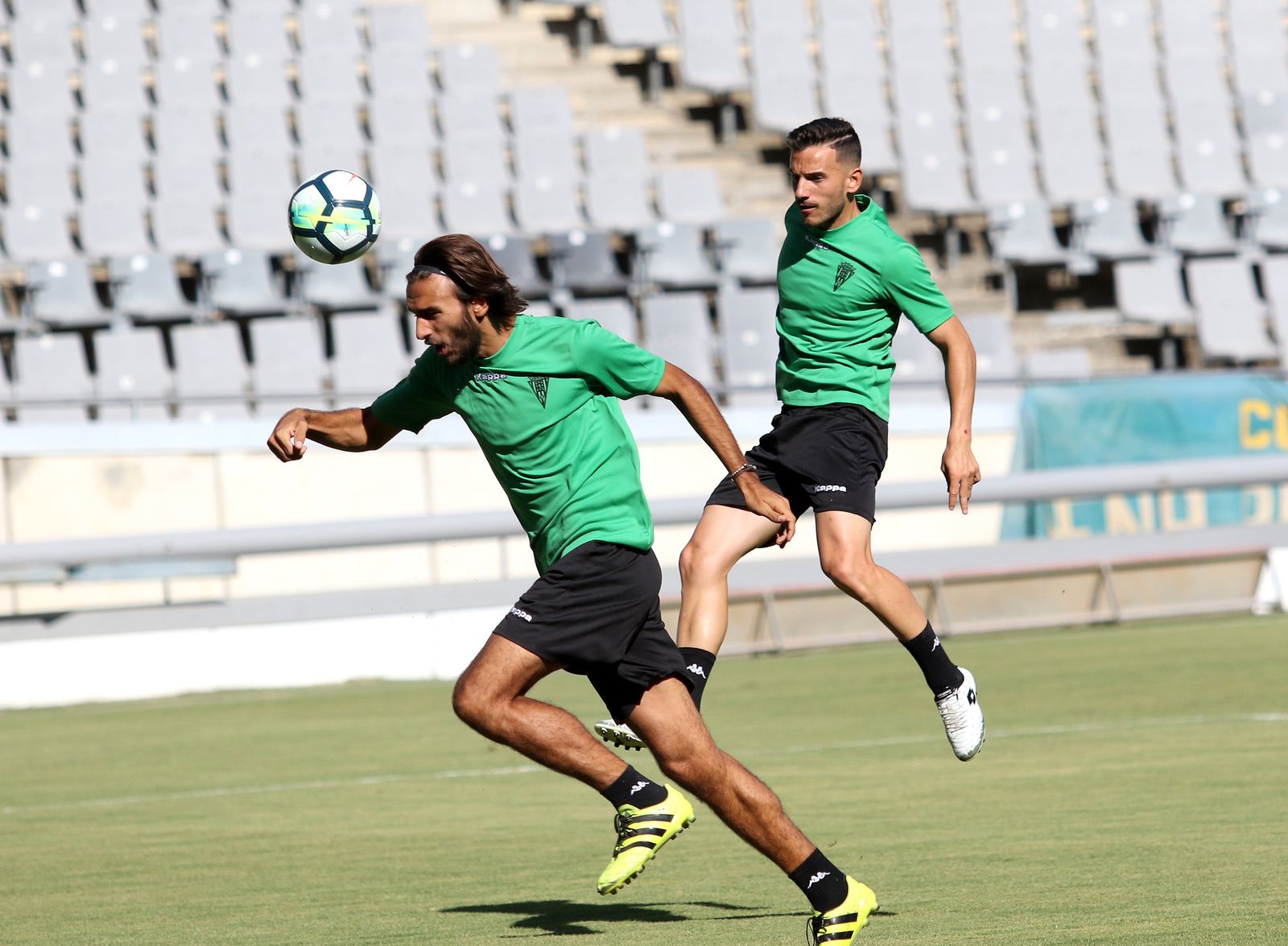 Soler cabecea un centro lateral con Fernández en segundo plano, durante el entrenamiento de ayer.