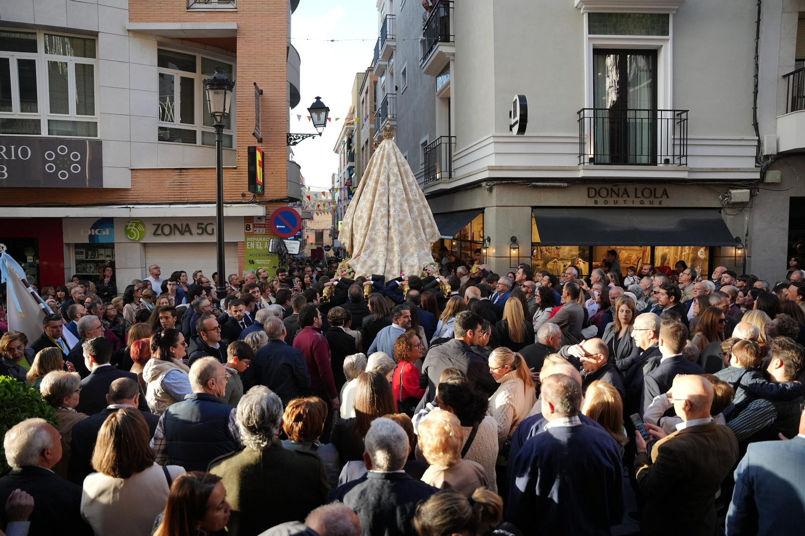 El traslado de la Virgen de Araceli en Lucena, en imágenes