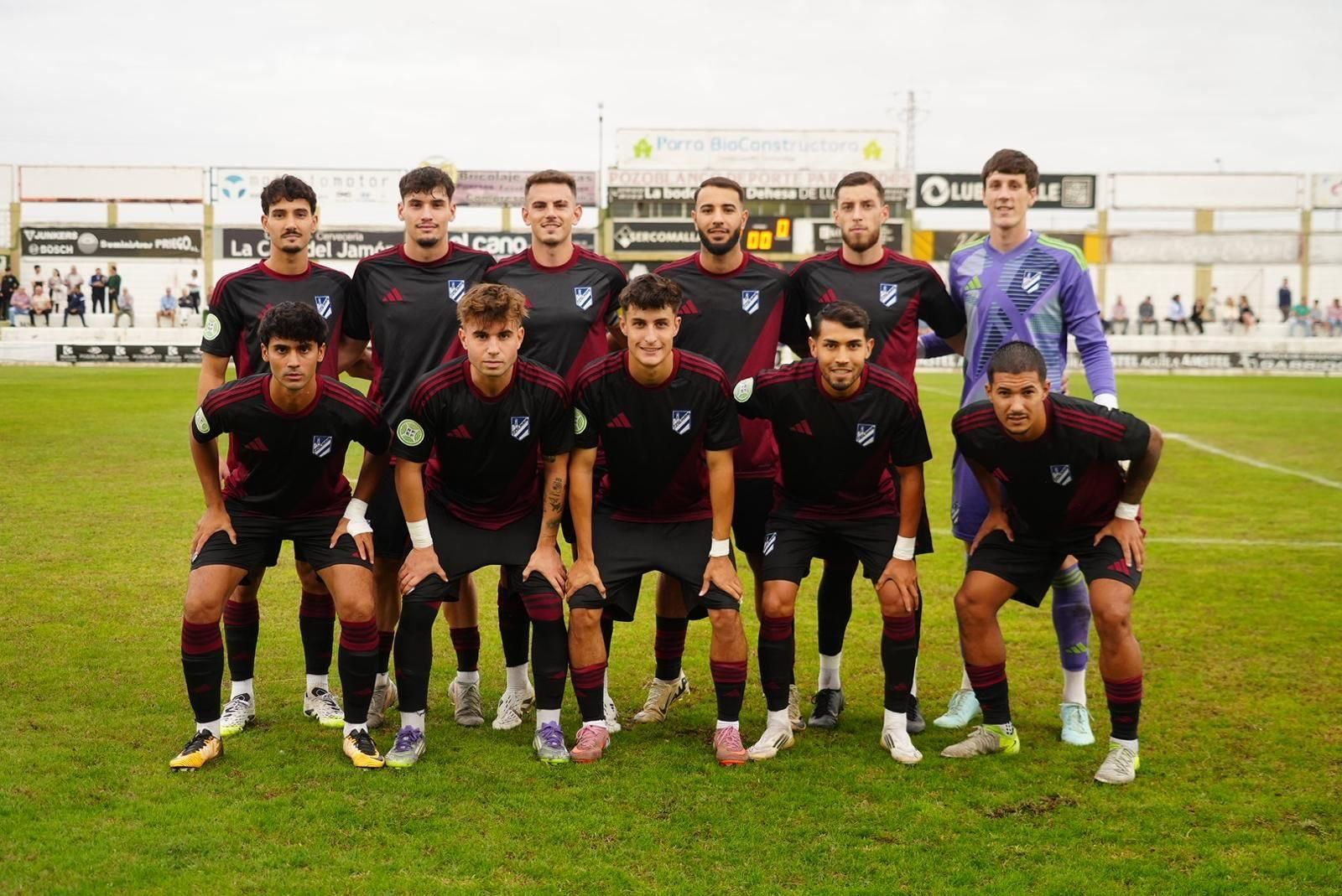 El once del Atlético Onubense ante el Pozoblanco.