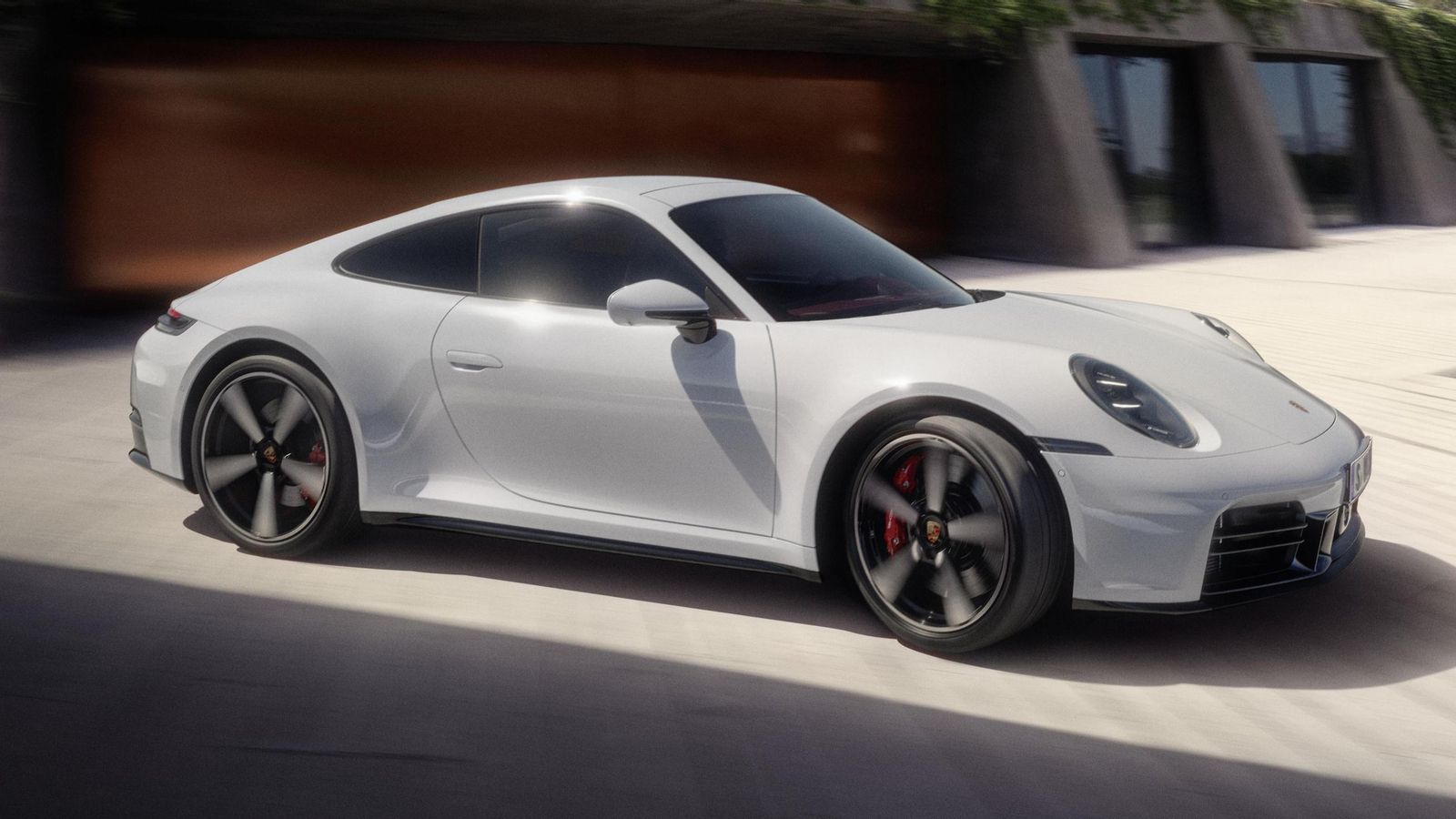 Respecto a los 450 CV de su predecesor, el nuevo 911 Carrera S alcanza los 480 CV. El cambio es siempre un automático de ocho velocidades y la tracción, trasera. Respecto a los 450 CV de su predecesor, el nuevo 911 Carrera S alcanza los 480 CV. El cambio es siempre un automático de ocho velocidades y la tracción, trasera.
