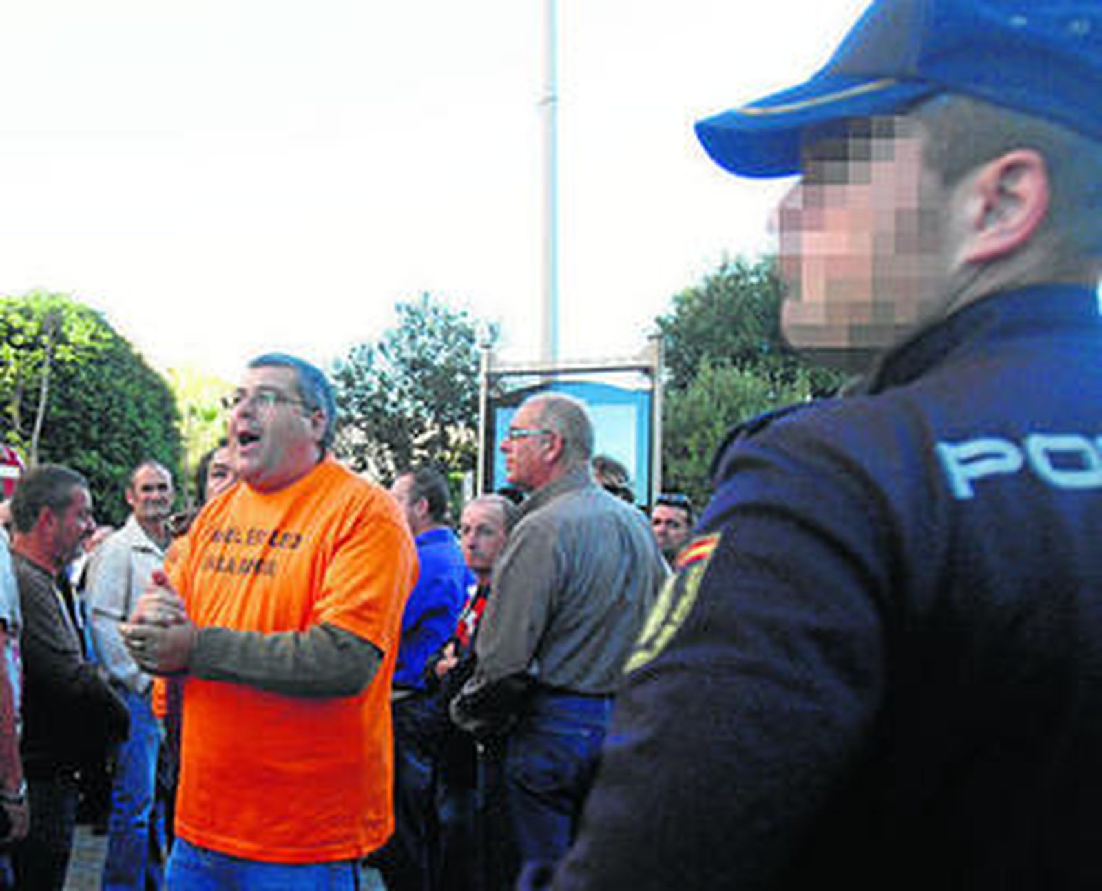 Los ex trabajadores de Delphi, ayer en la plaza Asdrúbal en su concentración.