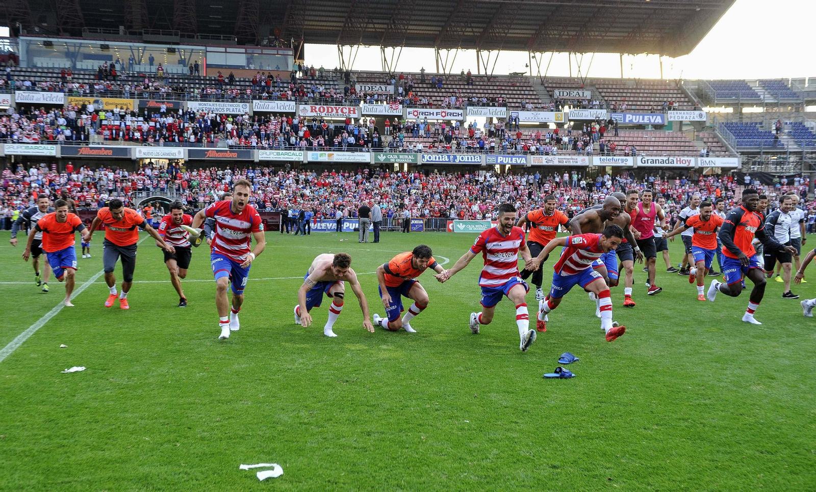 Los jugadores del Granada CF celebraron junto a la afición la permanencia.