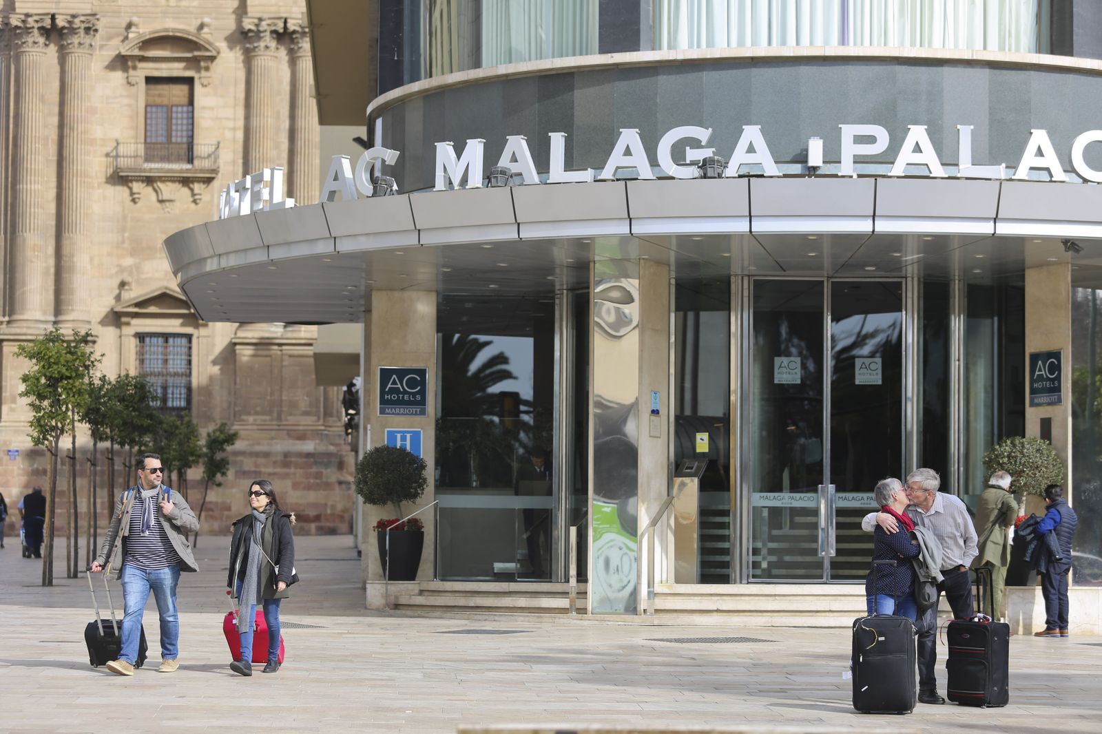 Turistas en la puerta de un hotel en Málaga capital.