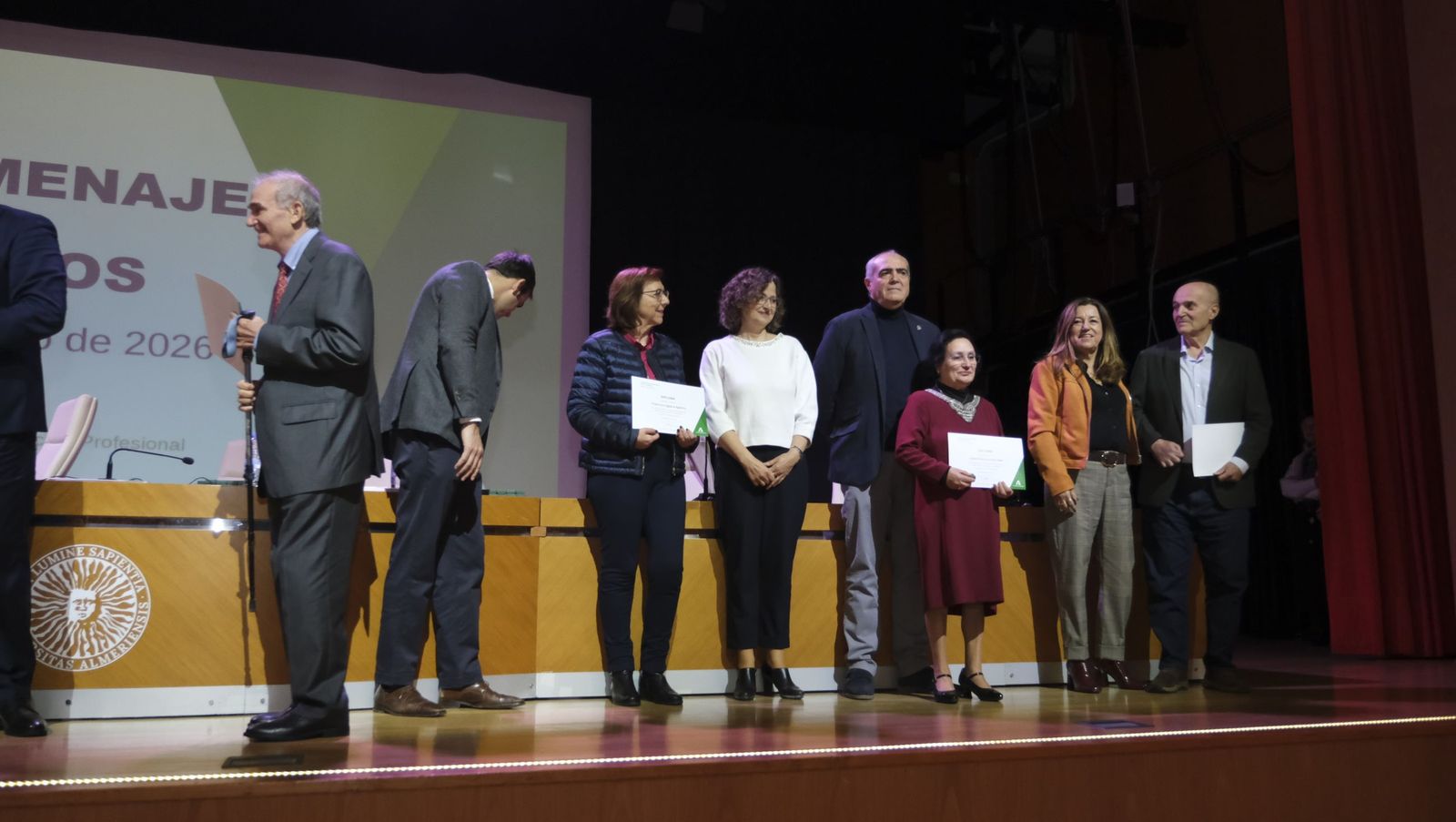 Los maestros docentes jubilados reciben su homenaje en la paraninfo de la UAL