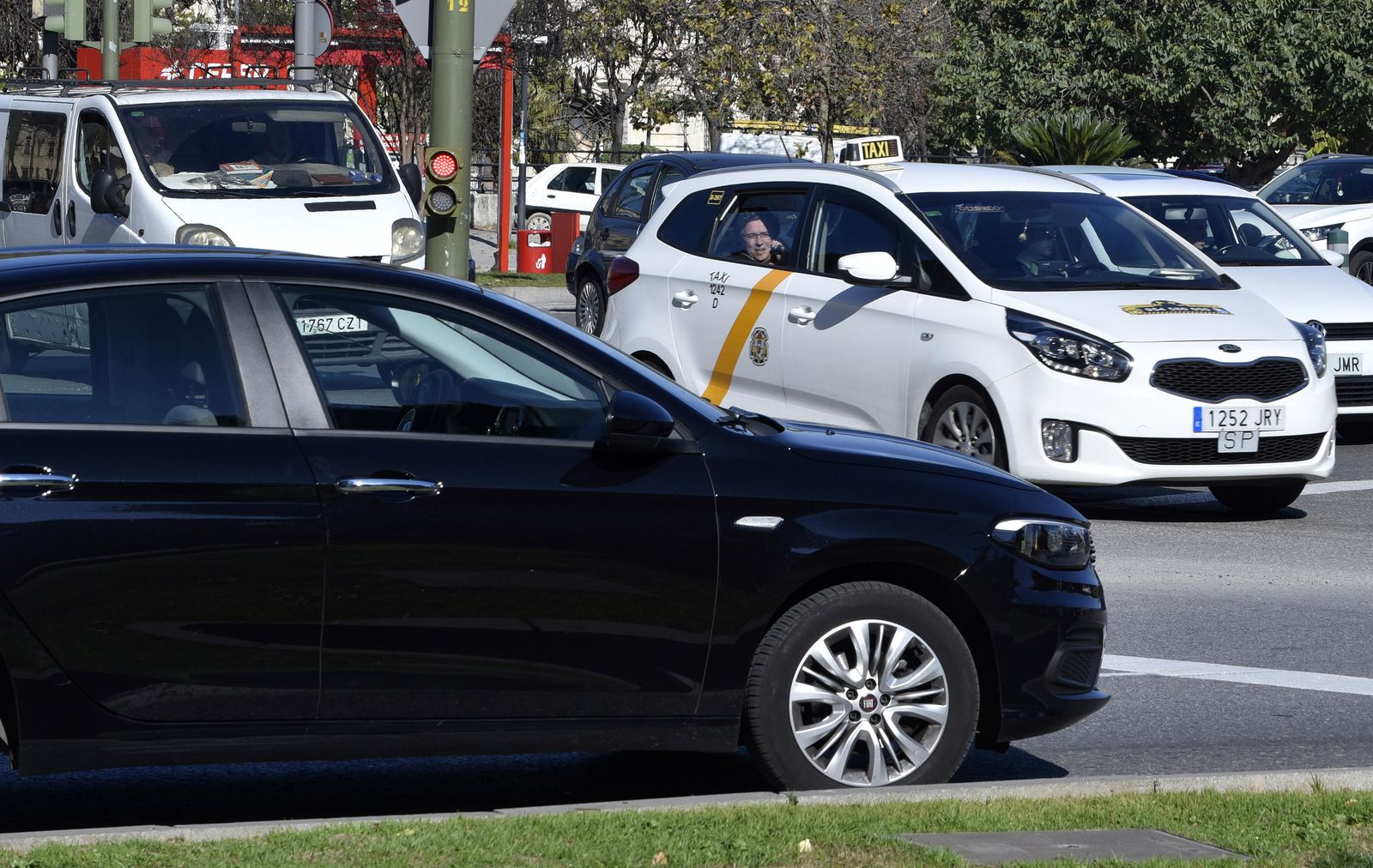 Un taxi y un vehículo VTC coinciden en el Prado de San Sebastián.