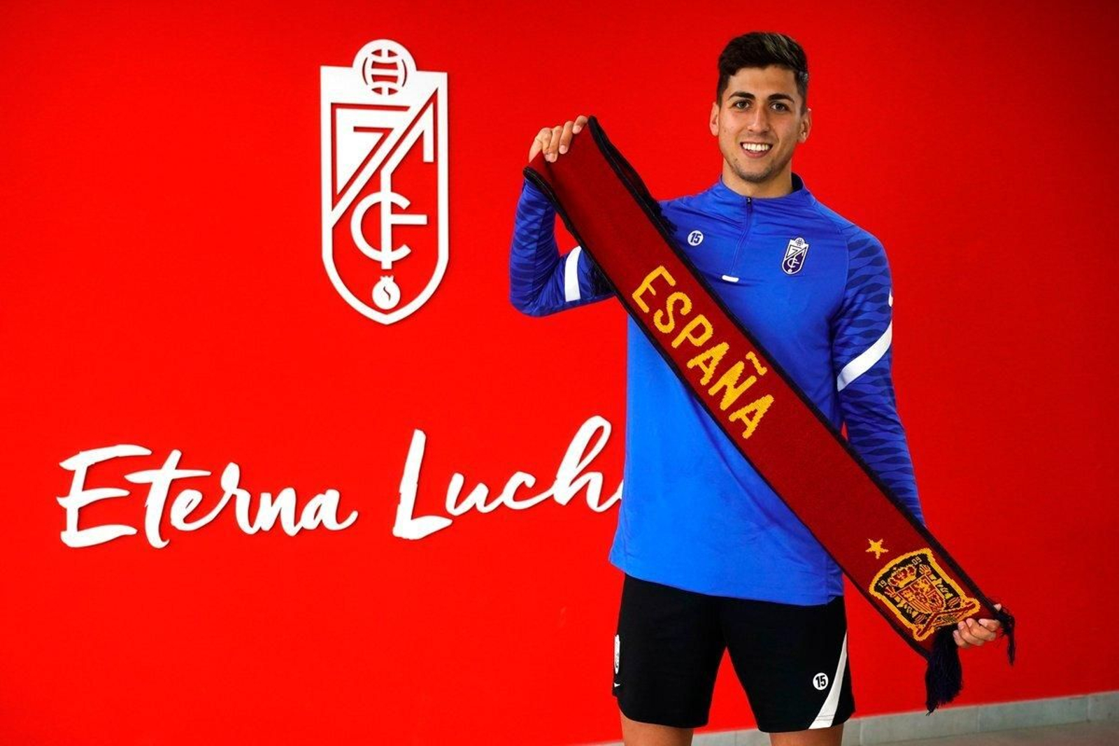 Raúl Torrente posa con una bufanda de la Selección española.