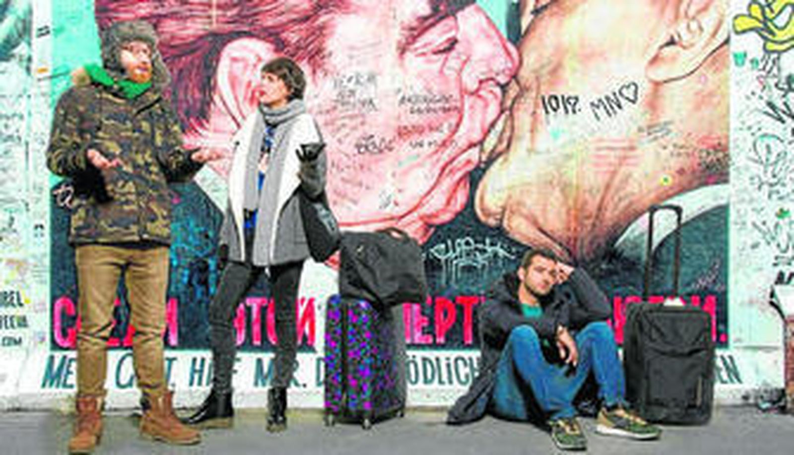 Belén Cuesta (Carol) con Manuel Burque (Salva), ante el Muro de Berlín. Sentado, Antonio Velázquez (Álex).