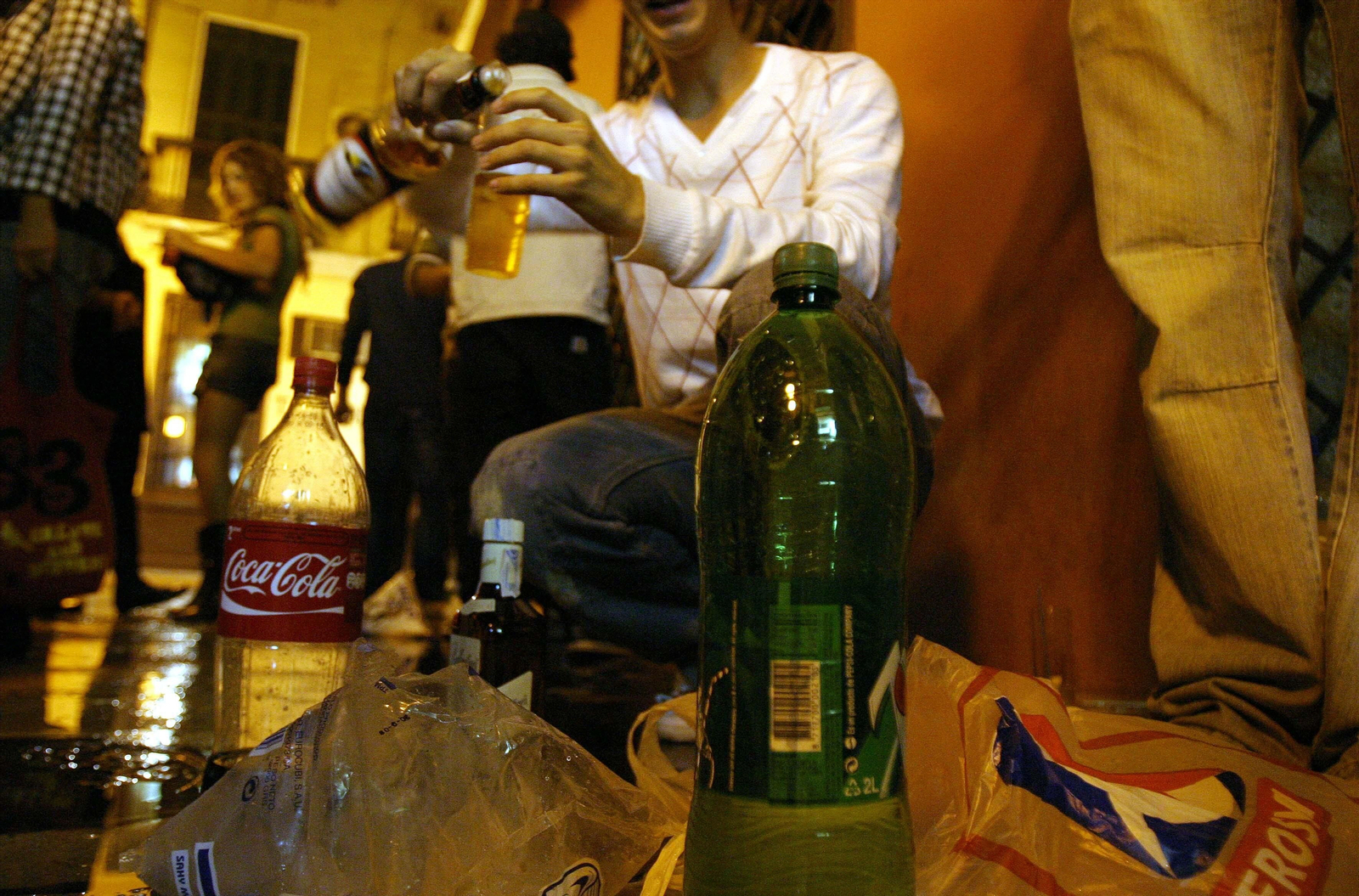 Jóvenes de botellón.