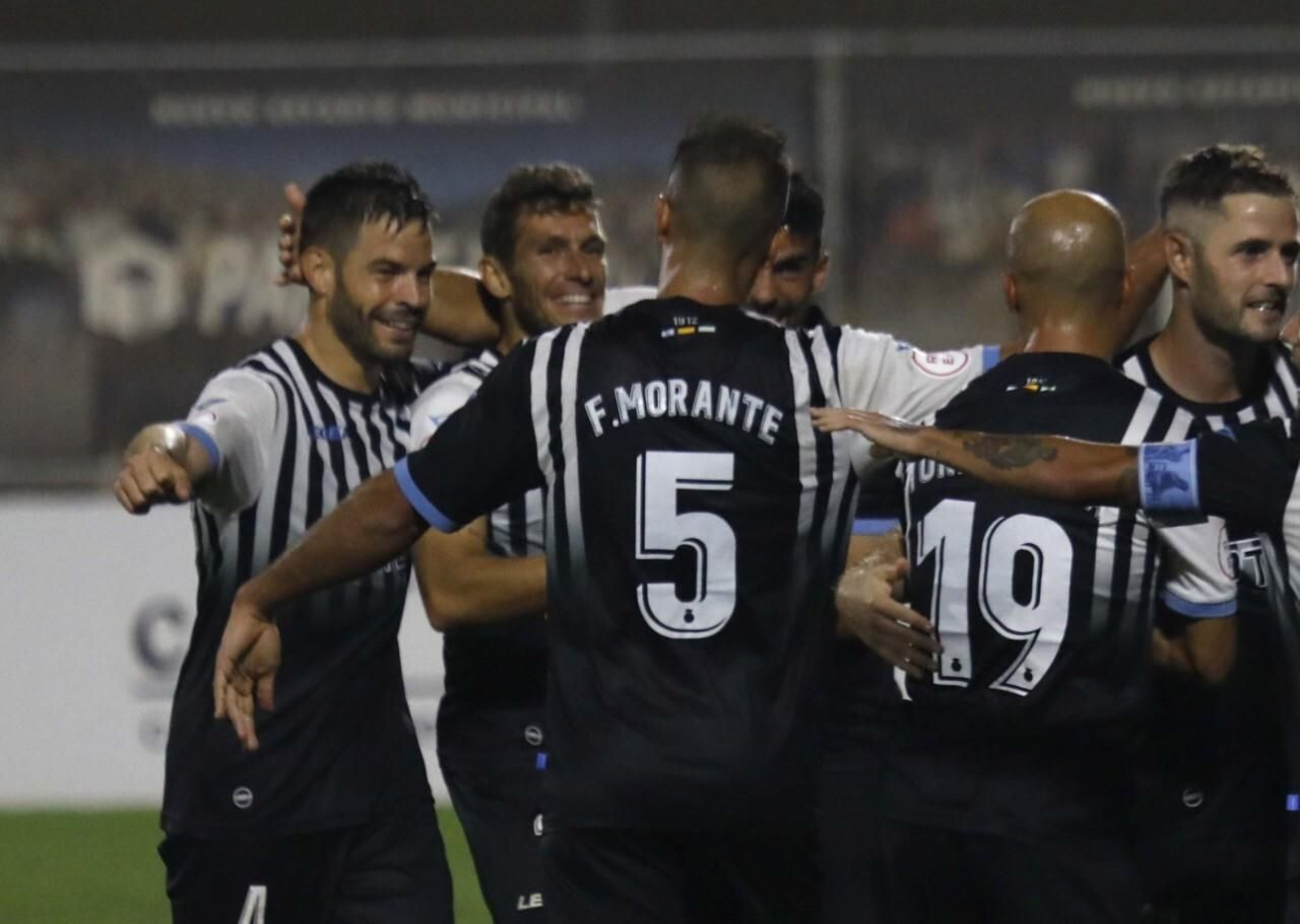 Fran Morante y Jesús Muñoz se dispone  a abrazar a Víctor Mena tras su gol