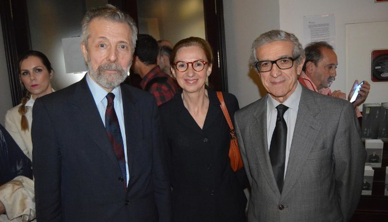 El pintor Hernán Cortés, la comisaria Dolores Jiménez-Blanco y el presidente de la Fundación Unicaja, Braulio Medel, en el acto de inauguración.