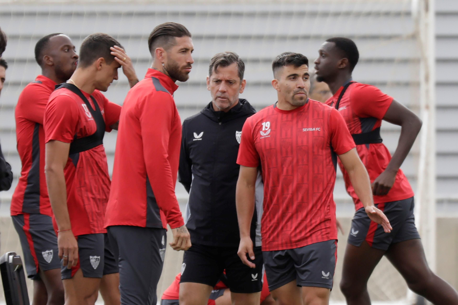 Quique Sánchez Flores, entre Sergio Ramos y Acuña.