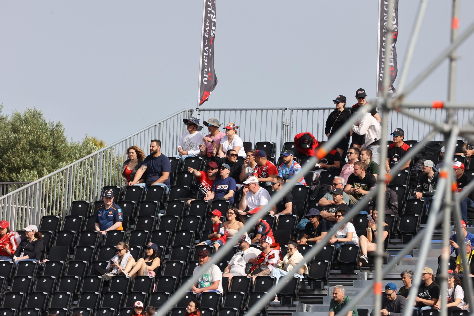 Ambiente del viernes en las gradas del Circuito de Jerez - Ángel Nieto