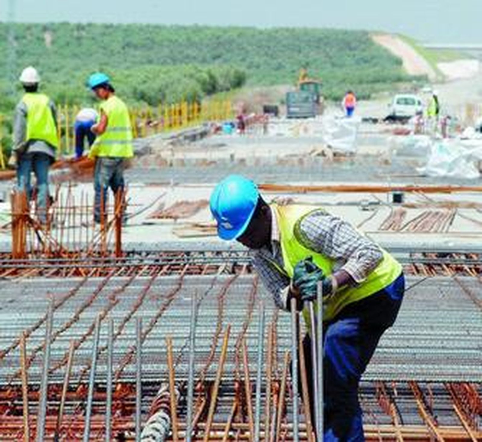 Las constructoras buscan esquivar la crisis con obra pública y renovables