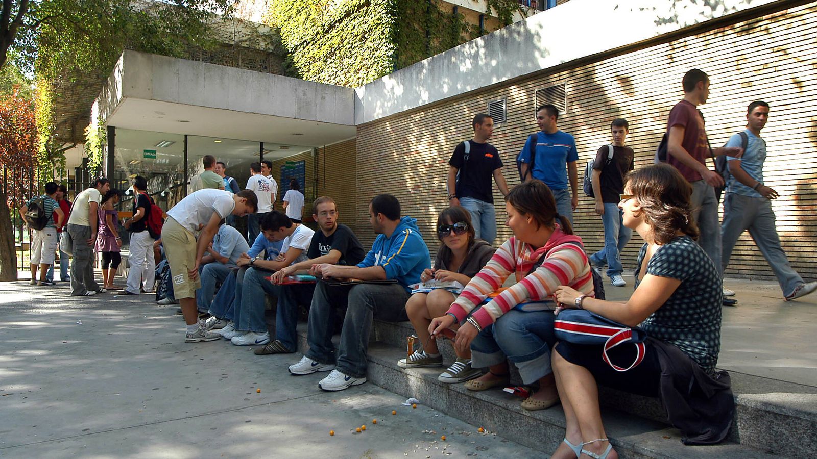 Alumnos en la puerta de la escuela técnica.