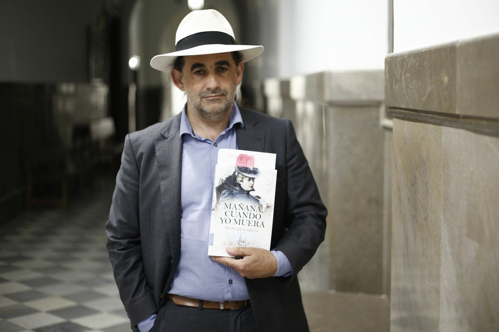 Manuel García (Huéscar, 1966) con un ejemplar de su primera novela.
