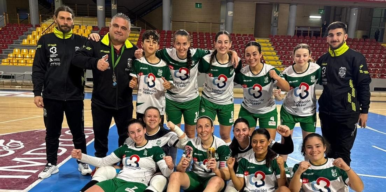 Las jugadores del Cajasur Deportivo Córdoba celebran una victoria del curso pasado en Vista Alegre.
