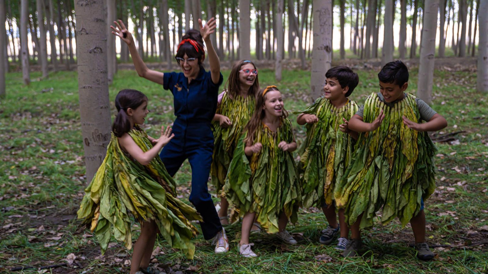 Rocío Mesa y niños durante el rodaje de 'Secaderos'