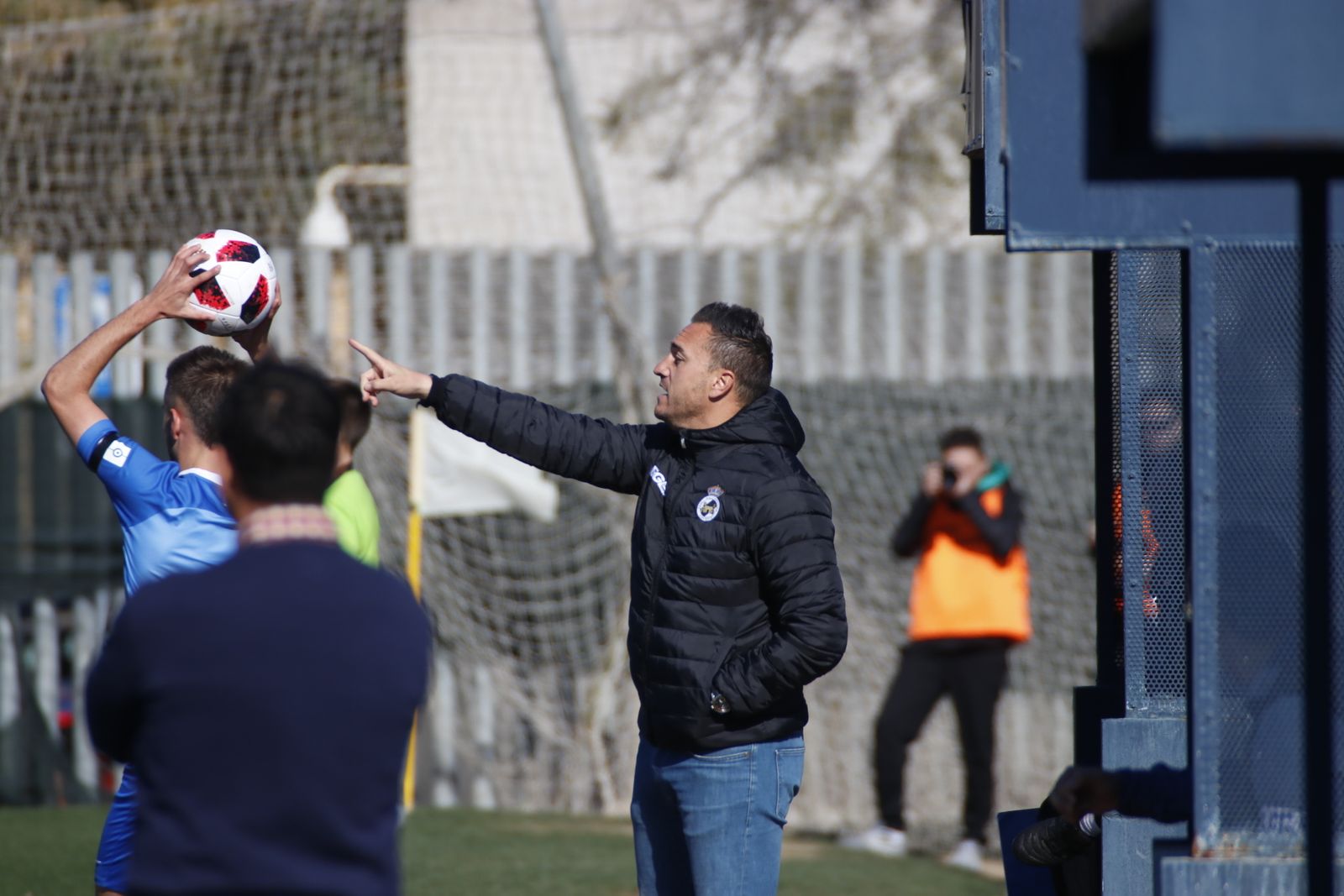 Jordi Roger da indicaciones durante el partido ante el Malagueño.