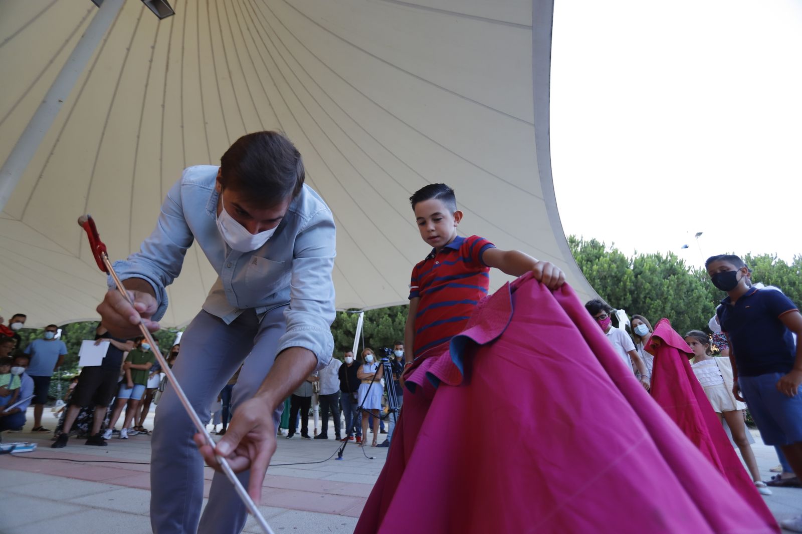 El diestro Daniel Luque lleva a cabo la 'Escuela de Toreo en las calles de Huelva'
