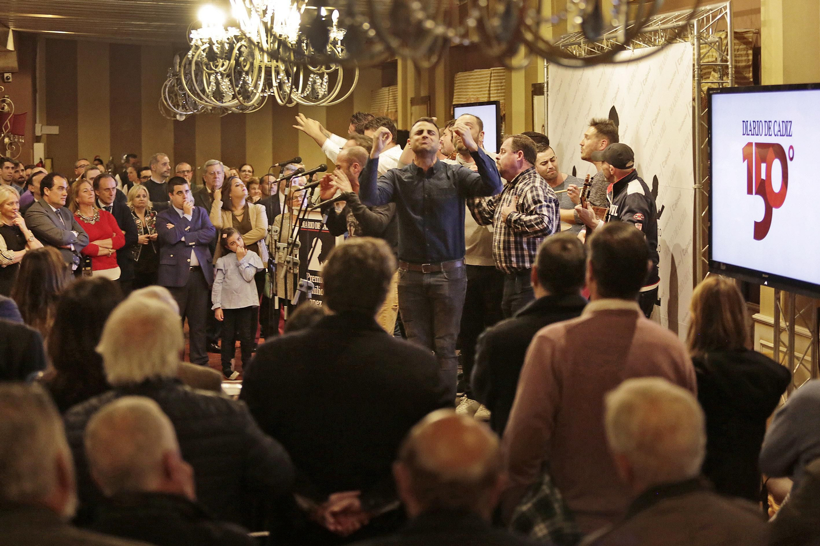 La comparsa de Tino Tovar 'El ángel de Cádiz' interpretando su popurrí, la pieza galardonado con el II Premio 'Emilio López'.