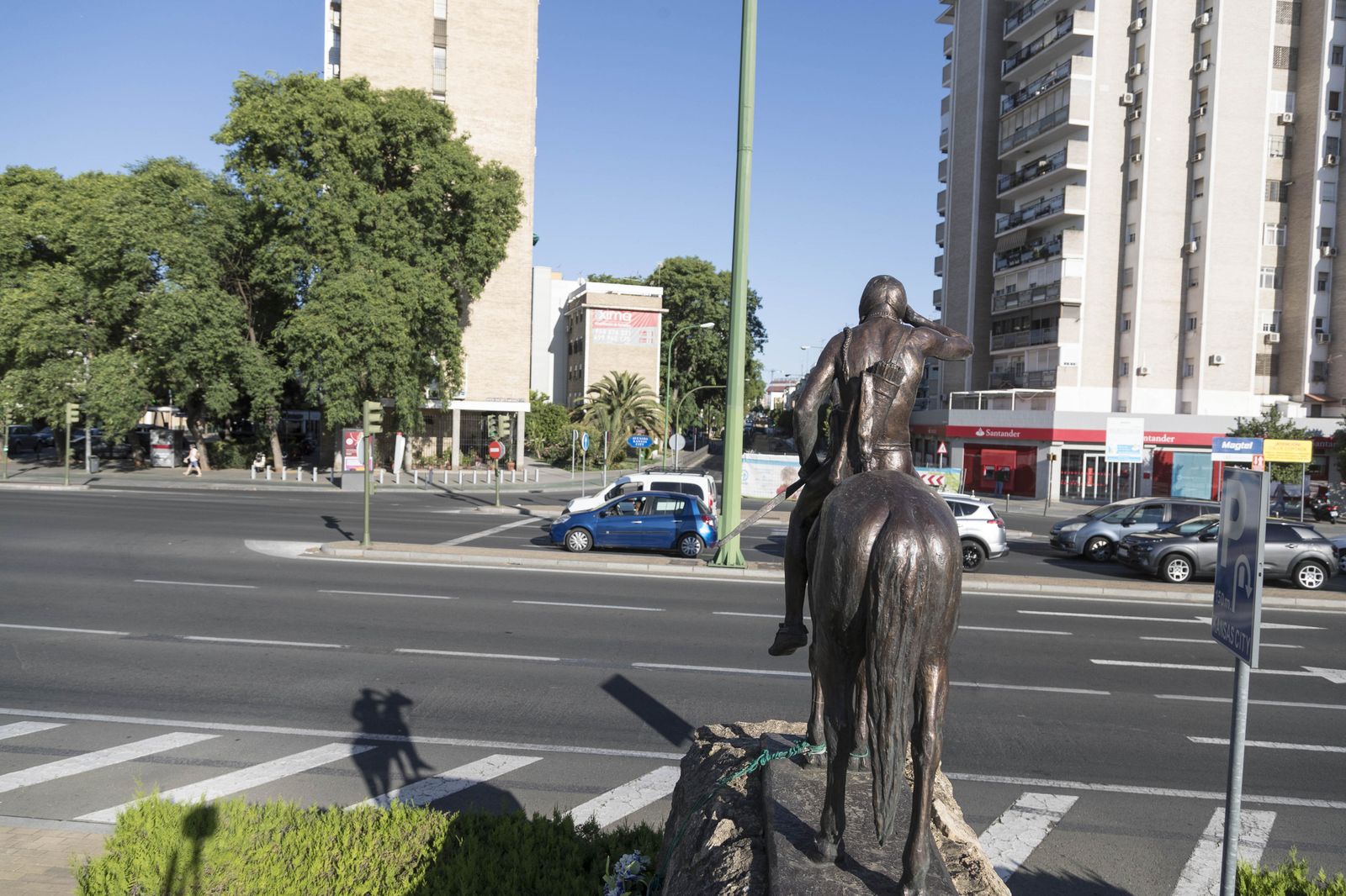 Estatua del indio con su sombra en el asfalto en la confluencia de Kansas City con El Greco.