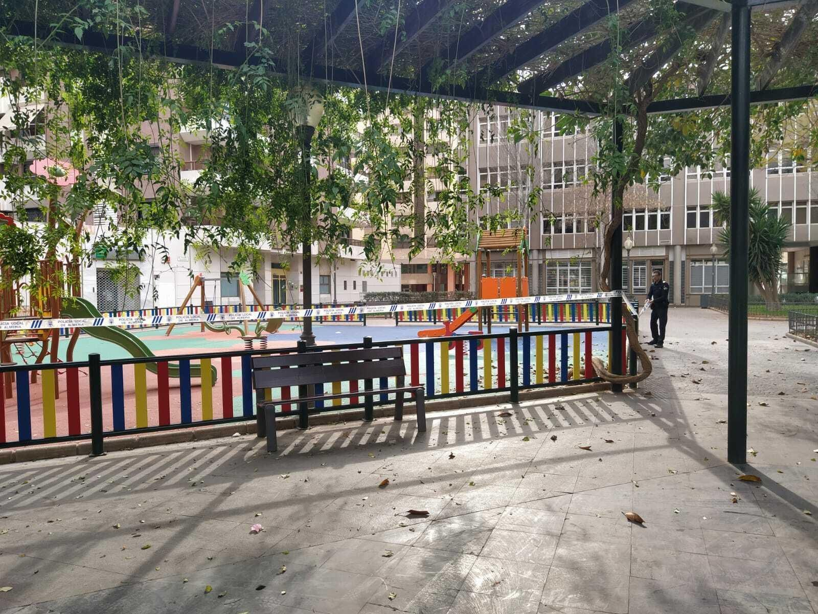 Un agente precinta el parque de Oliveros